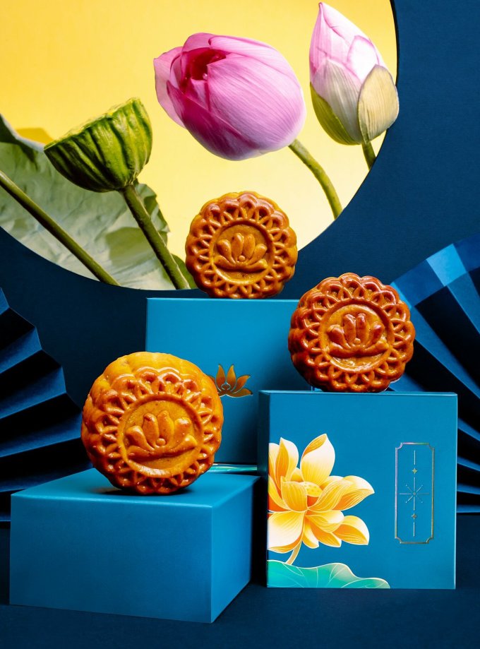 Bánh được đặt trong hộp giấy, để người nhận có thể thưởng thức hoặc đem tặng người thân bạn bè. Ảnh: