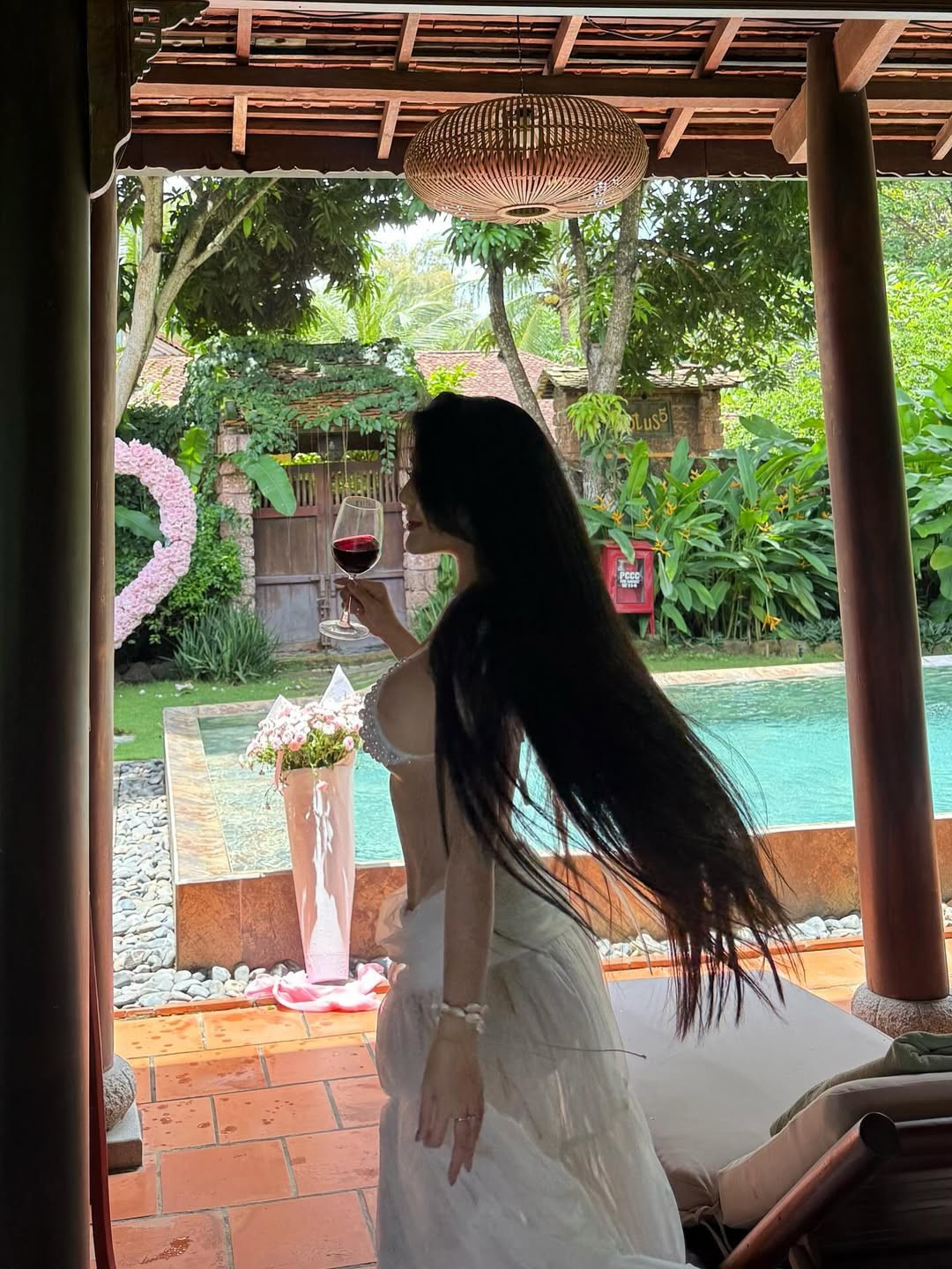 Nàng hot girl Sài thành diện trang phục màu trắng tinh khôi, nổi bật là chiếc áo bra top đính hạt lấp lánh, thiết kế theo mốt lộ chân ngực đầy táo bạo và gợi cảm. (Ảnh: IGNV)