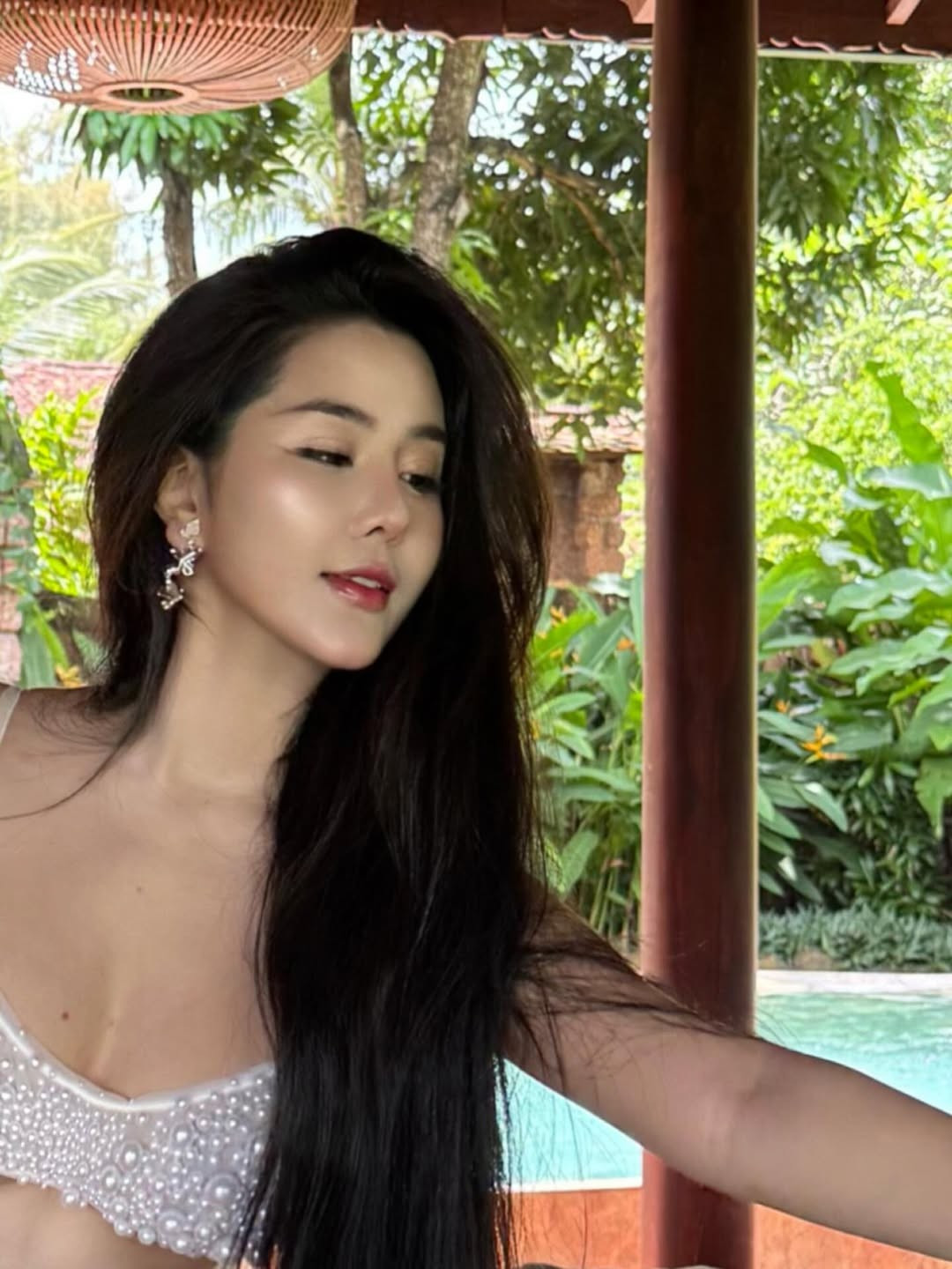 Cô kết hợp cùng chân váy dài, mỏng manh, tạo nên tổng thể vừa bay bổng, vừa cuốn hút. (Ảnh: IGNV)